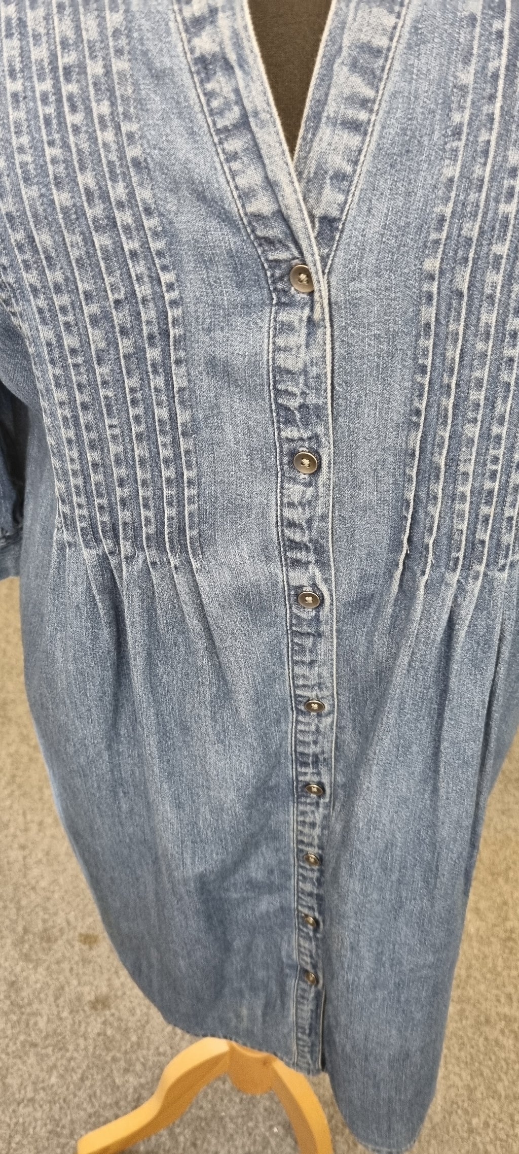 Buttoned denim pouffe sleeve dress