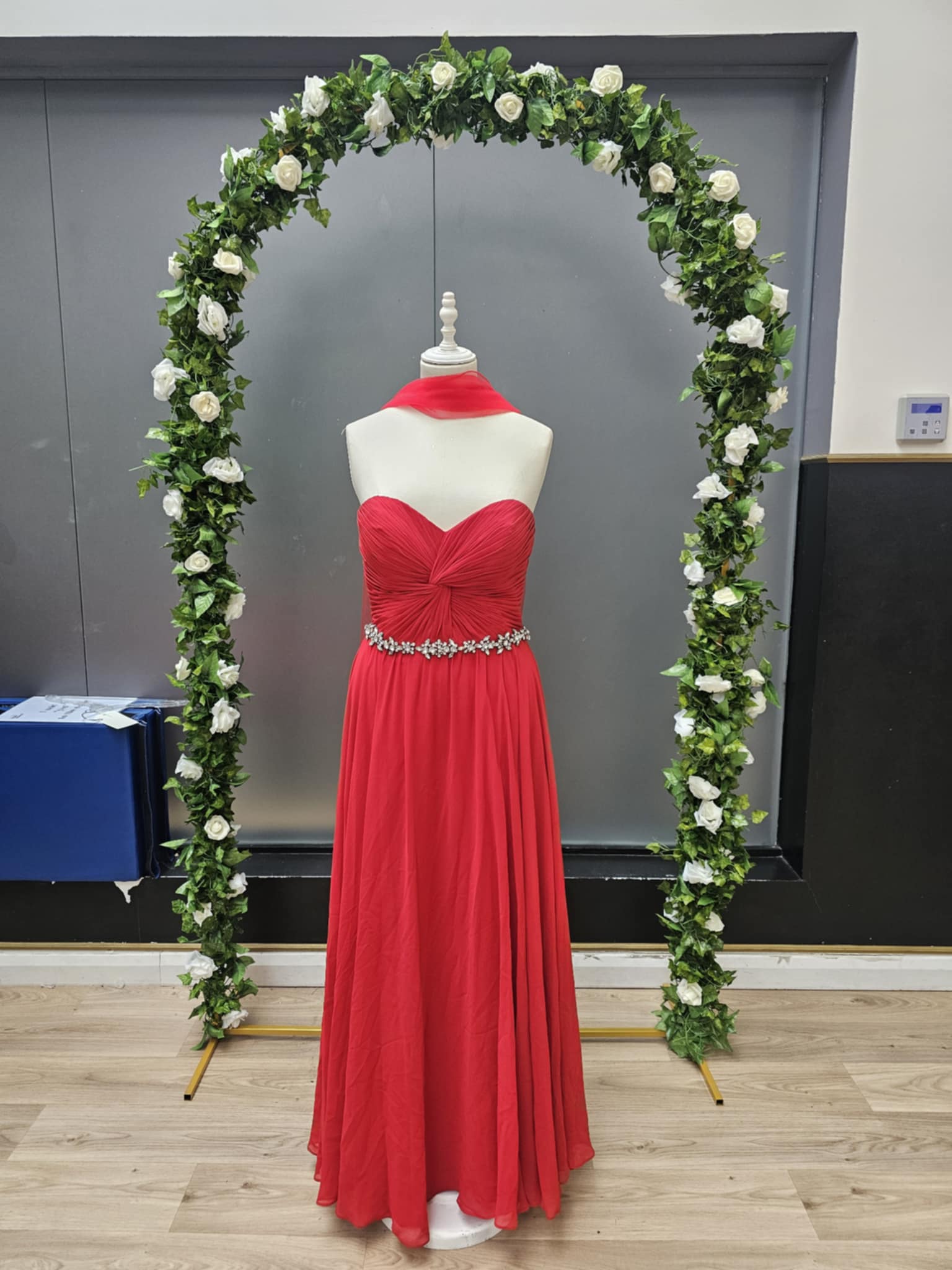 Red strapless jewel middle dress with scarf